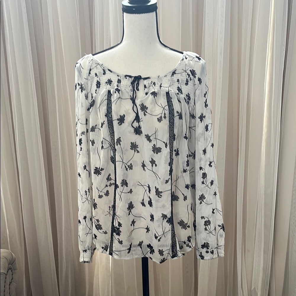 Princess Vera Wang White and Black Tie Front Blouse with Long Sleeves, size XL